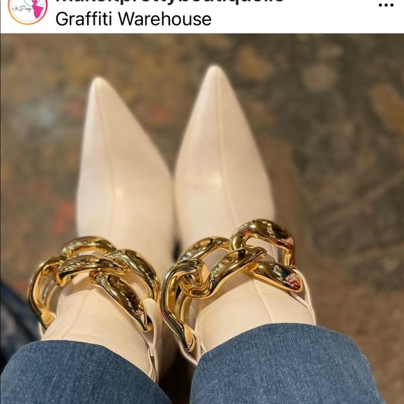 White Chic Boots w/Gold Chain - Picture 5 of 5